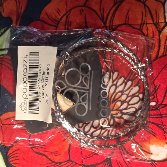 Canyon Circlet White Hoop Earrings  😎  Post - Picture 4 of 4